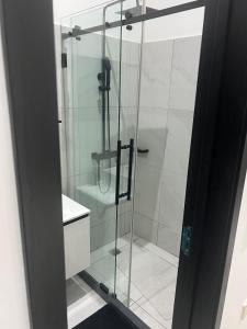 Ένα μπάνιο στο Luxury Modern 2 bed getaway Near Airport