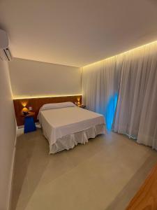 Cama ou camas em um quarto em Porto Suítes Natal Hotel