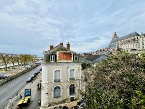 an old building on the side of a city street at Hypercentre, spacieux, lumineux, climatisé, le Quai de Loire in Blois