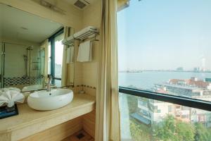 Ένα μπάνιο στο Sunset Westlake Hanoi Hotel