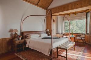 Postel nebo postele na pokoji v ubytování Brij Atmanya Bhowali, Nainital, A Luxury Mountain Escape