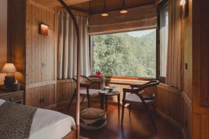 Posezení v ubytování Brij Atmanya Bhowali, Nainital, A Luxury Mountain Escape