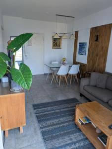 een woonkamer met een bank en een tafel bij Ático Palermo in Buenos Aires