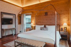 Postel nebo postele na pokoji v ubytování Brij Atmanya Bhowali, Nainital, A Luxury Mountain Escape