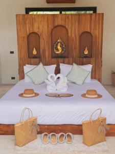 Ένα ή περισσότερα κρεβάτια σε δωμάτιο στο Villa ZEN - Private Pool Near Fisherman