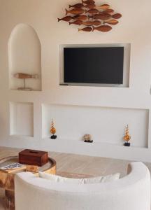 Μια τηλεόραση ή/και κέντρο ψυχαγωγίας στο Villa ZEN - Private Pool Near Fisherman