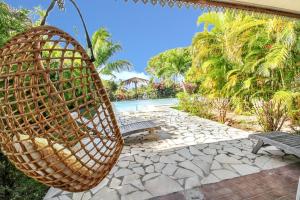 un columpio colgando de un patio con piscina en Villa élégante à Saint François, 75 m², piscine privée, en Saint-François
