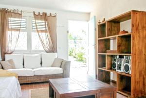 una sala de estar con un sofá y una mesa en Villa élégante à Saint François, 75 m², piscine privée, en Saint-François