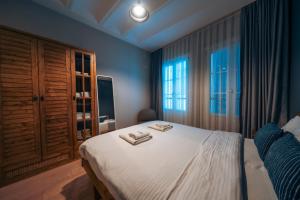 A bed or beds in a room at Kuledibi Suites, Historical 1-bedroom apartment No-2