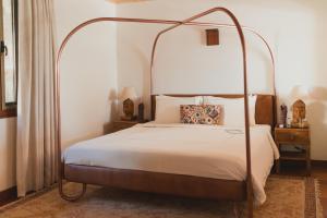 Postel nebo postele na pokoji v ubytování Brij Atmanya Bhowali, Nainital, A Luxury Mountain Escape