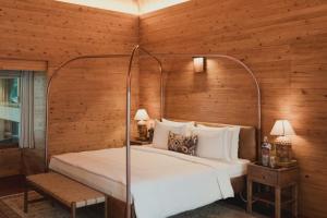 Postel nebo postele na pokoji v ubytování Brij Atmanya Bhowali, Nainital, A Luxury Mountain Escape