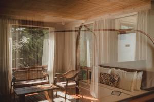 Posezení v ubytování Brij Atmanya Bhowali, Nainital, A Luxury Mountain Escape