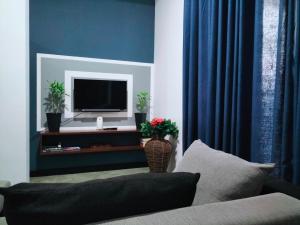 TV a/nebo společenská místnost v ubytování Sea Yo Villa - Hikkaduwa