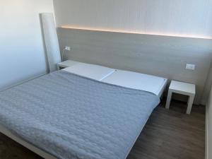 a bedroom with a bed and a small table at Punta Faro in Lignano Sabbiadoro