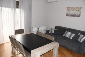 sala de estar con mesa negra y sofá en Adrianos Gate View Apartment, en Atenas