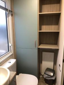 Un baño pequeño con inodoro y lavabo. en Modern home with amazing views, en Bembridge