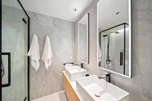 Un baño con dos lavabos y un espejo. en Allure 102 apts, en Bridgetown