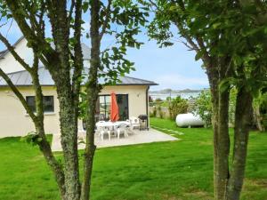 プルガヌーにあるMaison charmante à Plougasnou + Vue merの家(椅子とパティオ付きの庭付)