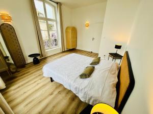 Posteľ alebo postele v izbe v ubytovaní Hypercentre, quai de Loire, lumineux, spacieux, familial, le Jehan de Saveuse