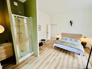 Posteľ alebo postele v izbe v ubytovaní Hypercentre, quai de Loire, lumineux, spacieux, familial, le Jehan de Saveuse