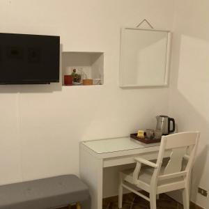 Μια τηλεόραση ή/και κέντρο ψυχαγωγίας στο En-suite Double Room-Giardino A Mare