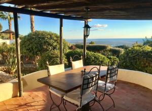 Ein Tisch und Stühle auf einer Terrasse mit Aussicht in der Unterkunft Monte Borboleta - Villas, Apartments in Faro