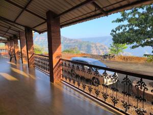 ein Auto, das auf einem Balkon mit Bergblick parkt in der Unterkunft Eagle Eye Resort in Mahabaleshwar