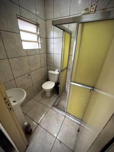 a bathroom with a toilet and a sink at Alojamento para Trabalhadores 2Q in Porto Alegre +3 photos