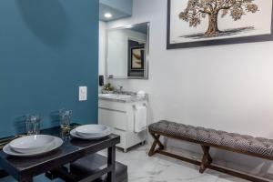 a bathroom with a sink and a table with a table sidx sidx sidx at Suite premium en el centro de Zapotlanejo 305 in Zapotlanejo