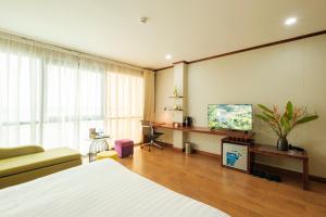 Μια τηλεόραση ή/και κέντρο ψυχαγωγίας στο Sunset Westlake Hanoi Hotel