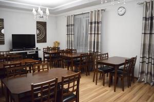 Televiisor ja/või meelelahutuskeskus majutusasutuses Hotel Grig