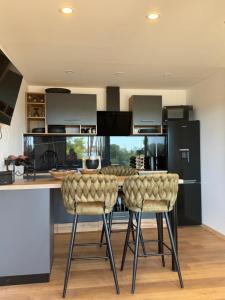 eine Küche mit einer Theke und Barhockern in der Unterkunft Beach House Gabriela in Tisno + 26 Fotos
