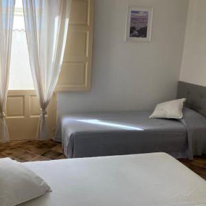 due letti in una stanza con finestra di En-suite Triple Room-Giardino A Mare a Donnalucata Altre 16 foto