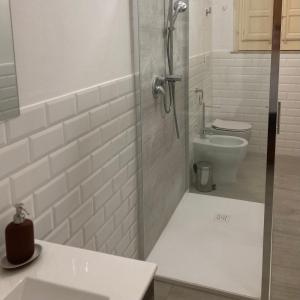 un bagno con doccia, wc e lavandino di En-suite Triple Room-Giardino A Mare a Donnalucata