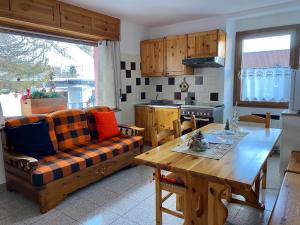 a living room with a couch and a table at Fleurs De Neige in Pila