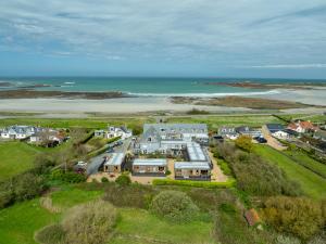 卡斯特Waves Guest Suites的海滩上一座大房子的空中景色