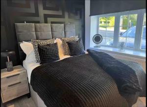 Postel nebo postele na pokoji v ubytování Canterbury Six Luxury Suites with Lounge Kitchen Hot Tub and Free Parking + 4 fotografie