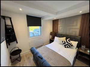 Postel nebo postele na pokoji v ubytování Canterbury Six Luxury Suites with Lounge Kitchen Hot Tub and Free Parking