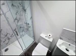 Koupelna v ubytování Canterbury Six Luxury Suites with Lounge Kitchen Hot Tub and Free Parking