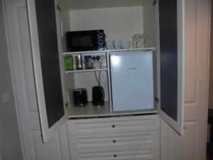 una cucina con armadio e frigorifero di Cliff Haven a Derren