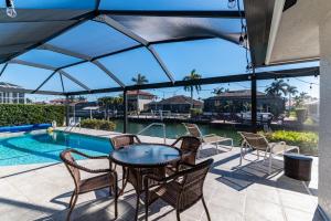 Πισίνα στο ή κοντά στο Charming 4 Bed Waterfront Escape w/ Pool and Dock