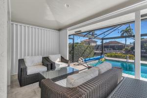 Πισίνα στο ή κοντά στο Charming 4 Bed Waterfront Escape w/ Pool and Dock