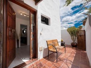 Una televisión o centro de entretenimiento en Villa Aloe Plus