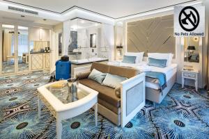 pokój hotelowy z łóżkiem i kanapą w obiekcie Hotel Royal Baltic 4* Luxury Boutique w Ustce