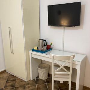 Příslušenství pro přípravu čaje a kávy v ubytování En-suite Quadruple Room-Giardino A Mare