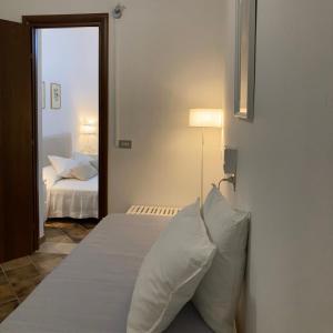 Postel nebo postele na pokoji v ubytování En-suite Quadruple Room-Giardino A Mare