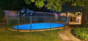 Las VertientesCasa Acacios的院子里游泳池里的一个蓝色 ⁇ 