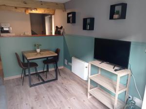 Televisyen dan/atau pusat hiburan di Maison proche du centre ville avec WIFI
