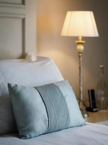 almohada sobre una cama con lámpara en Conyngham Arms Hotel, en Slane