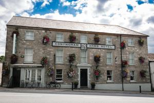 un edificio con flores en la parte delantera en Conyngham Arms Hotel, en Slane